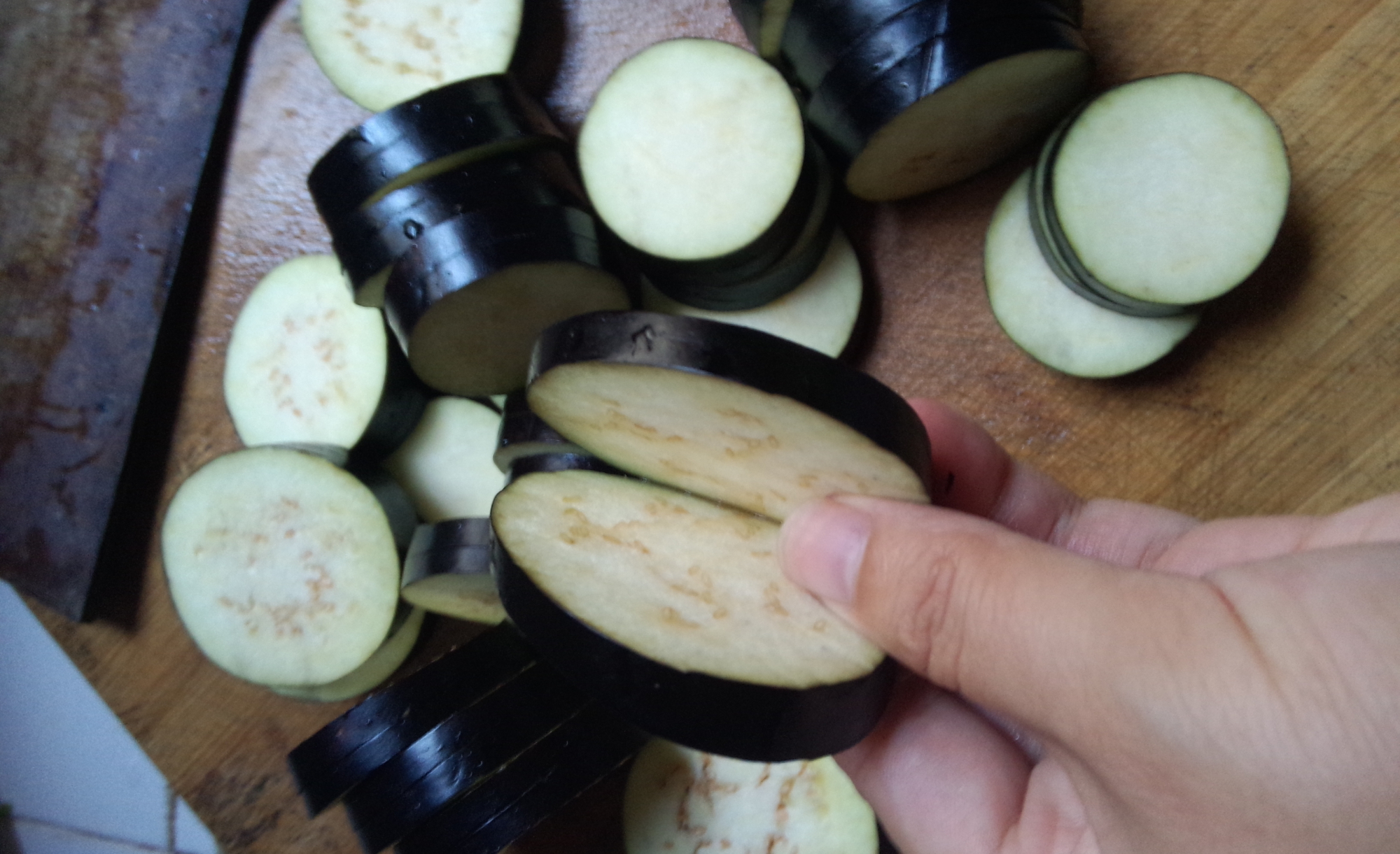 还在做红烧茄子?教你做一道玻璃茄子,香甜酥脆,两盘根本不够吃